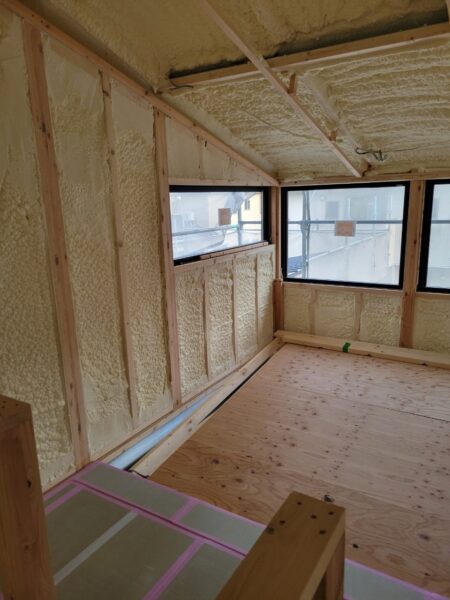 冬に強い家の科学 ― 高断熱住宅が実現する快適と省エネ ―